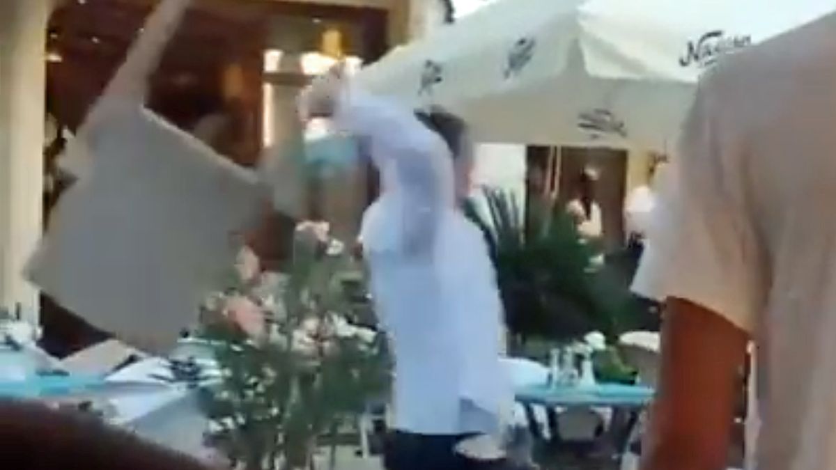 Ruští turisté zaútočili na majitele restaurace v Černé Hoře, číšníci je zbili židlemi